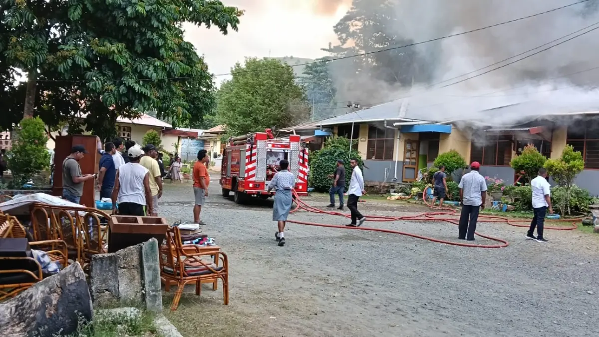 Mobil Damkar Pemkab Jayapura diterjunkan untuk memadamkan api di kompleks Panti Asuhan Putri Kerahiman di Hawai, Kelurahan Sentani, Kabupaten Jayapura, Rabu (29/7/2026). Penyebab kebakaran masih dilakukan penyelidikan.







(Ceposonline.com/Priyadi)