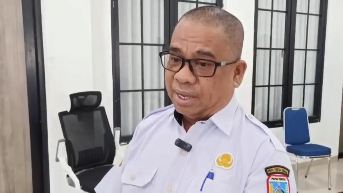 Plt. Kepala Dinas PUPR Papua Tengah, Andrias Tomi Tulak, saat diwawancarai awak media di Kantor Dinas PUPR Papua Tengah, Rabu (29/7/2026). (CEPOSONLINE.COM/THERESIA F. TEKEGE)&nbsp;