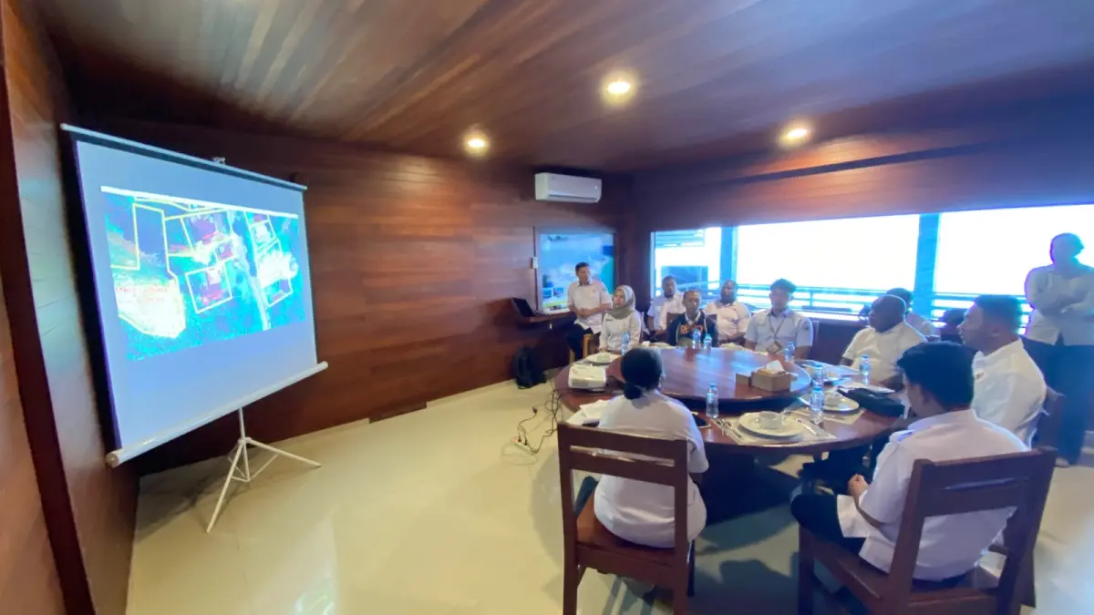 rapat koordinasi antara Kepala Dinas Lingkungan Hidup Provinsi Papua Barat Daya, Julian Kelly Kambu, bersama Badan Pertanahan Nasional (BPN) Provinsi Papua Barat, Rabu (29/7). (Papuabaratdayapos.com/Fauzia)