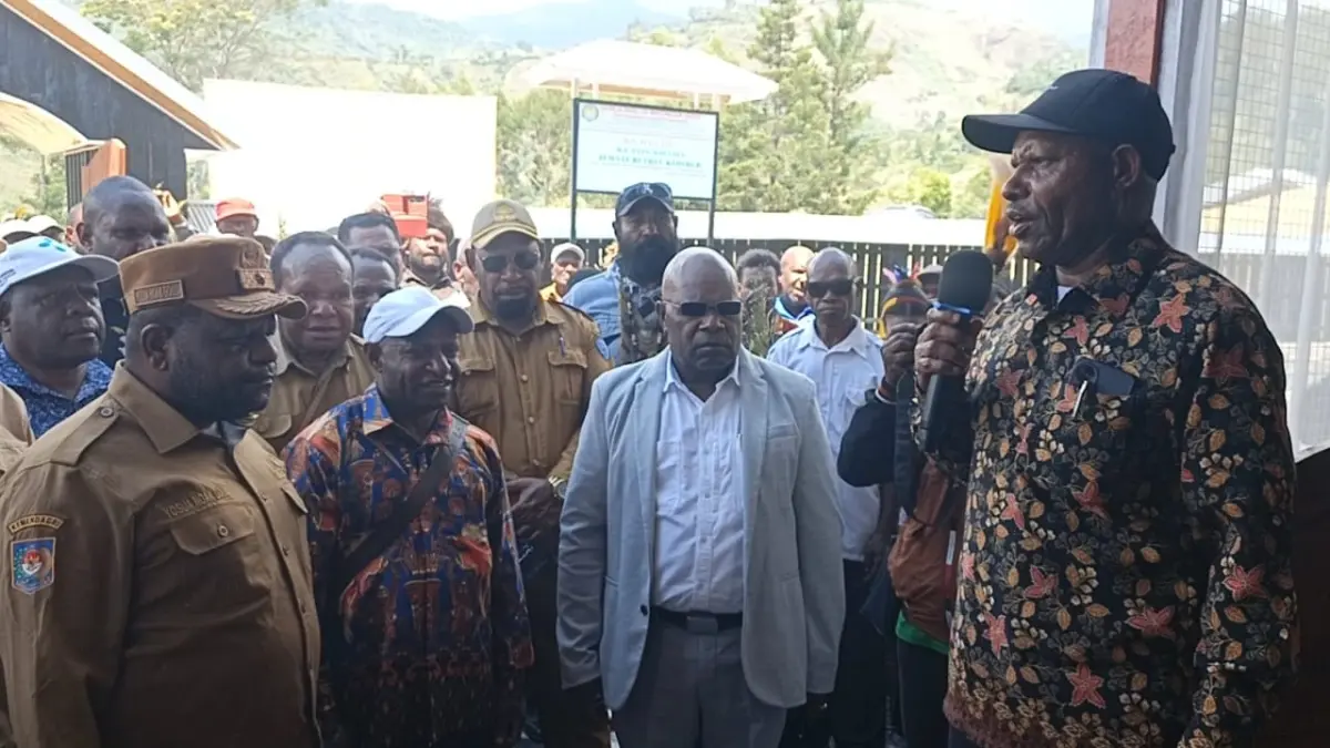 Sekretaris Daerah Kabupaten Tolikara, Dr. Yosua Noak Douw, S.Sos., M.Si., M.A., (kiri) menghadiri peresmian gedung gereja GIDI Jemaat Kimibur Selasa (28/7/2026) (CEPOSONLINE.COM/ DISKOMDIGI TOLIKARA)