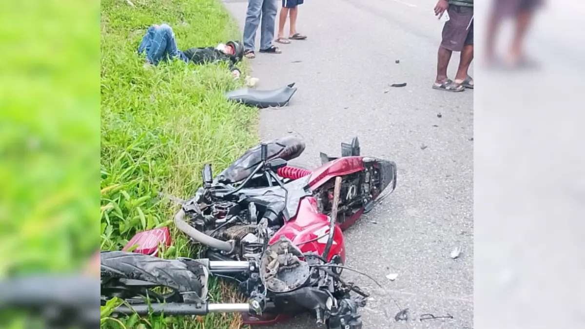 Sepeda motor pengendara berinisial F.J.H yang hancur dan berada di badan jalan usai adu banteng dengan truk di Jalan Tikungan Hiripau, Distrik Mapurujaya, Selasa, 28 Juli 2026. (Foto: Istimewa).