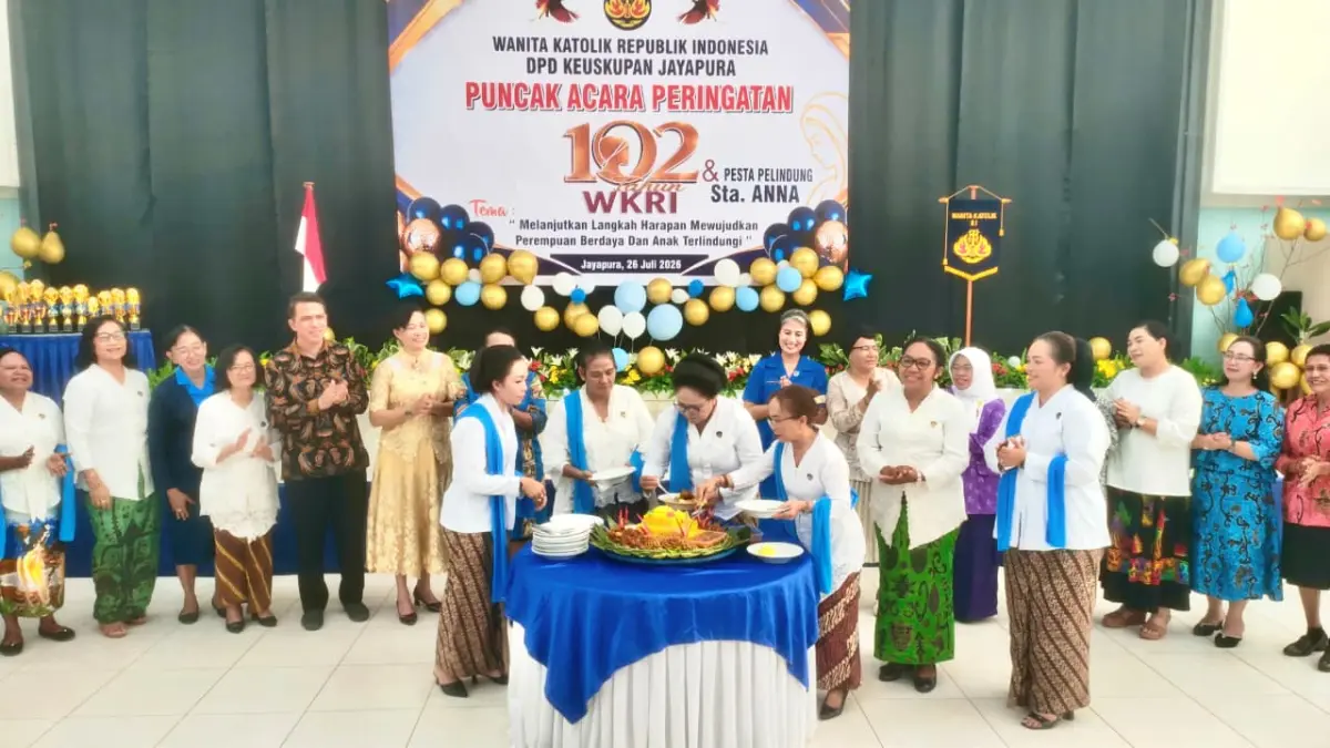 Suasana saat pemotongan tumpeng oleh Ketua WKRI Keuskupan Jayapura, Rini Sesilia Kelanit Moa yang didampingi oleh Perwakilan Pemerintah dan pimpinan setiap DPC dan dilanjutkan dengan makan bersama, Minggu (26/7).