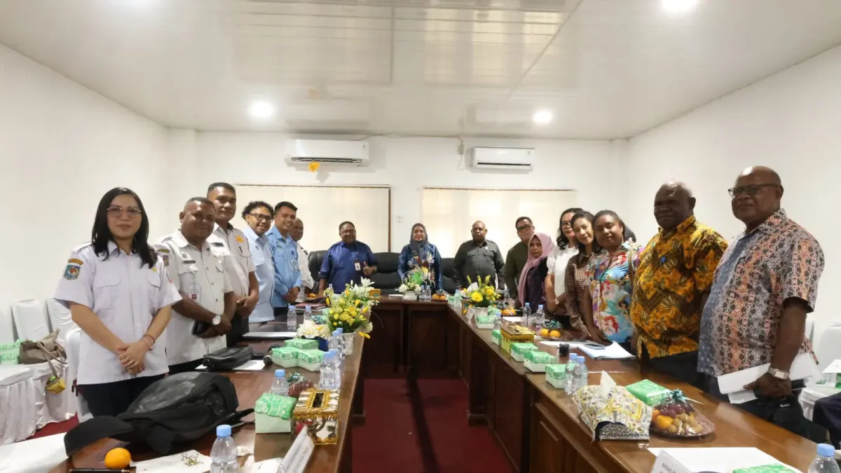 Wakil Ketua IV DPR Papua Tengah, John NR Gobai saat mendengarkan aspirasi dari peternak telur dan berdiskusi dengan pemerintah daerah di ruang rapat kantor DPR Papua Tengah. (CEPOSONLINE.COM/HUMAS DPRPT)&nbsp;