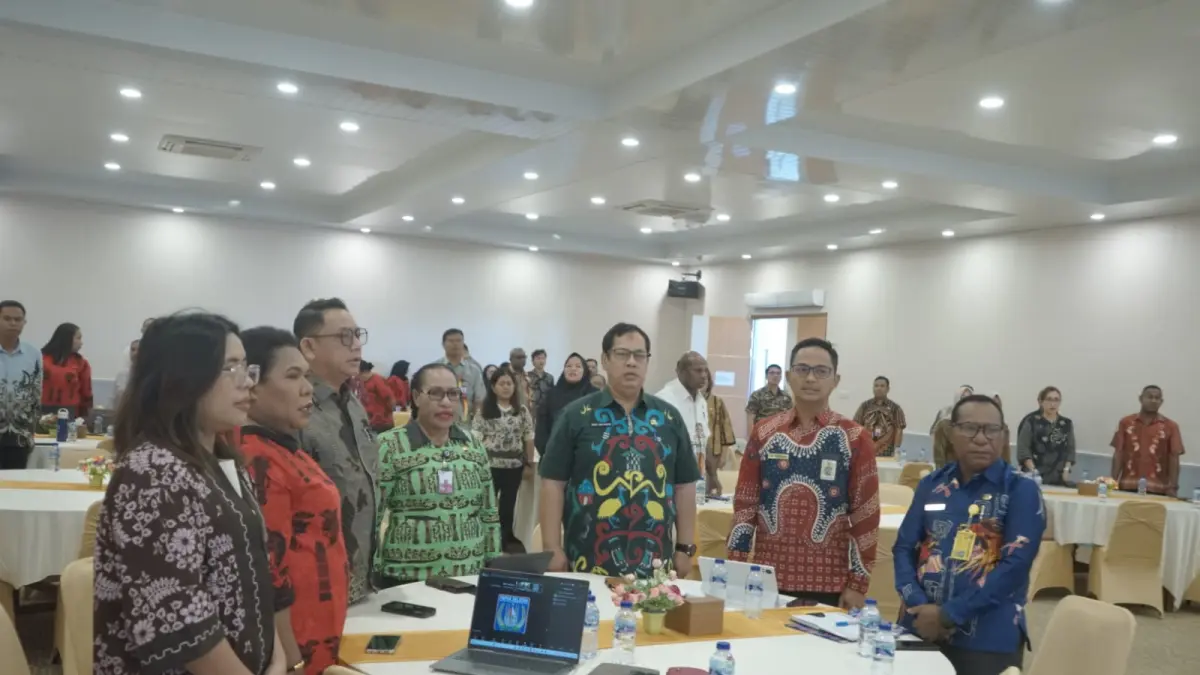Asisten I Setda Papua Selatan, Agustinus Joko Guritno bersama stakeholder pada pembukaan workshop Finalisasi Roadmap PAD dan Tata Kelola Pajak Daerah dan Retribusi Daerah Papua Selatan di Aula MBS Hotel Merauke, Kamis (30/7/2026). (CEPOSONLINE.COM/BIRO UMUM PAPSEL) &nbsp;