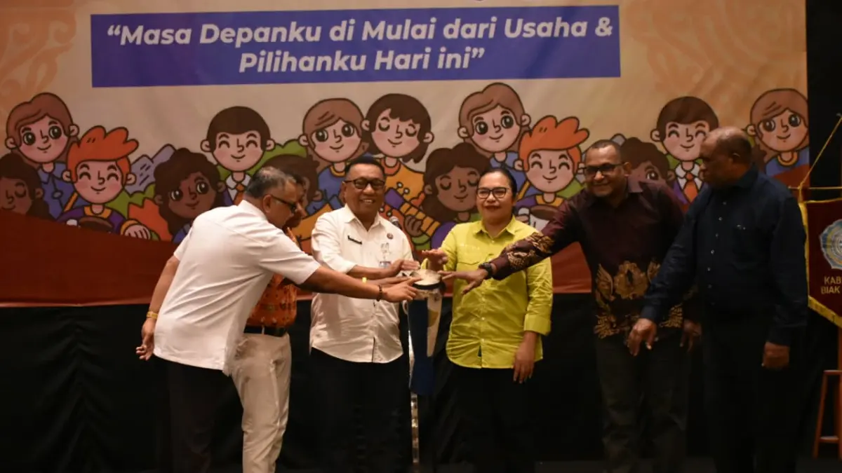 Pj. Sekda Zacharias L. Mailoa, ST.,MM bersama Ketua TP PKK Kabupaten Biak Numfor, Ny. Imelda Wospakrik Mansnembra, S.Pd.,MM foto bersama dengan pelajar peserta sosialisasi "Masa Depanku Dimulai Dari Usaha dan Pilihanku Hari Ini", Hari Anak Nasional Tahun 2026, di Swissbell Hotel, Rabu (29/7/2026). (Ceposonline.com/Fiktor Palembangan)&nbsp; &nbsp;