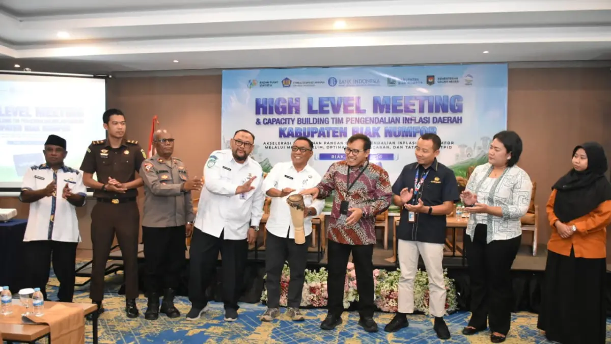 Pj. Sekda Biak Numfor Zacharias L. Mailo, ST.,MM bersama Kepala Perwakilan Bank Indonesia Provinsi Papua, Warsono, saat membuka High Level Meeting dan Capacity Building TPID Kabupaten Biak Numfor, di Swissbell Hotel, Rabu (29/7/2026). (Ceposonline.com/Fiktor Palembangan)