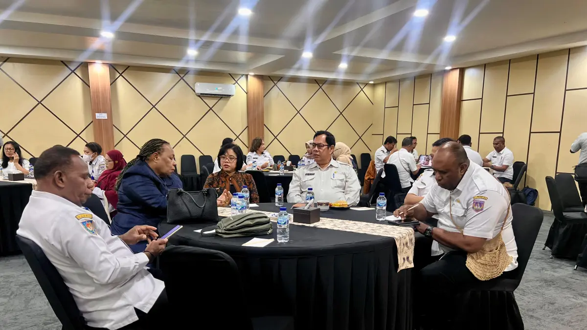 Asisten I Setda Papua Selatan, Agustinus Joko Guritno dan peserta pada Rapat Koordinasi Pengarusutamaan Gender yang digelar di Hotel Correin, Merauke, Rabu (29/7/2026).(CEPOSONLINE.COM/BIRO UMUM PAPSEL)&nbsp;
