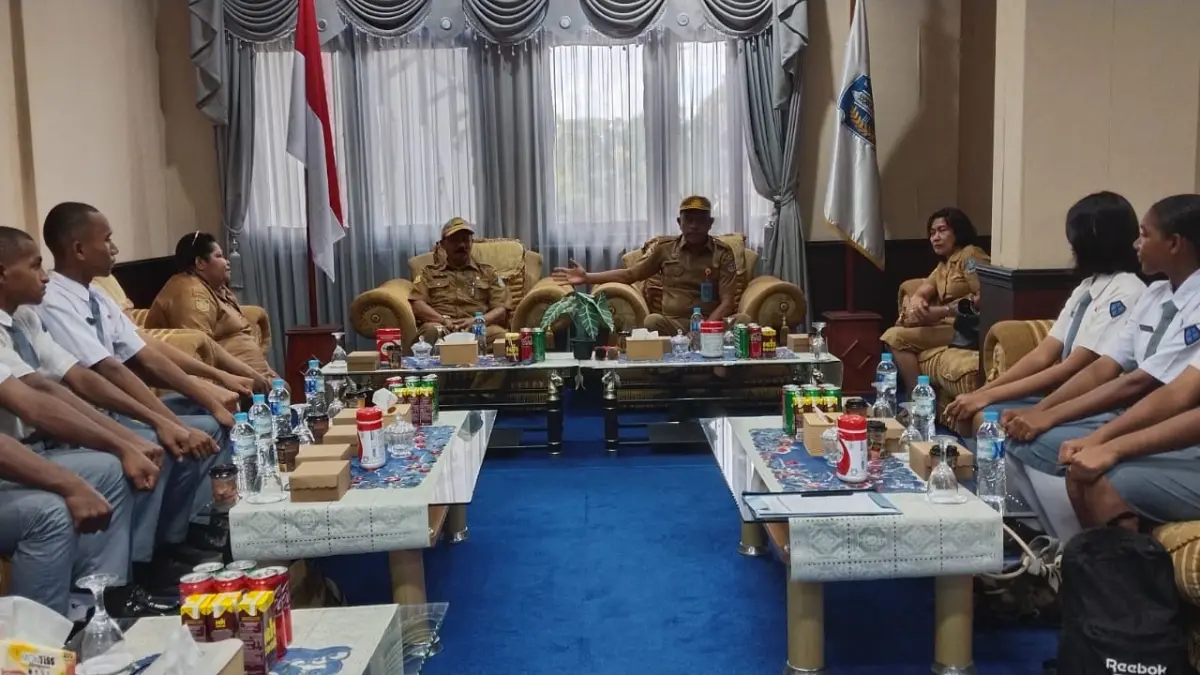 Asisten II Setda Kabupaten Jayapura Abdul Rahman Basri bersama Kepala Kesbangpol Abdul H. Toffir dan tujuh pelajar yang lolos menjadi Paskibraka tingkat Provinsi Papua di Kantor Bupati Jayapura. (Ceposonline.com/ Humas Pemkab Jayapura)&nbsp;