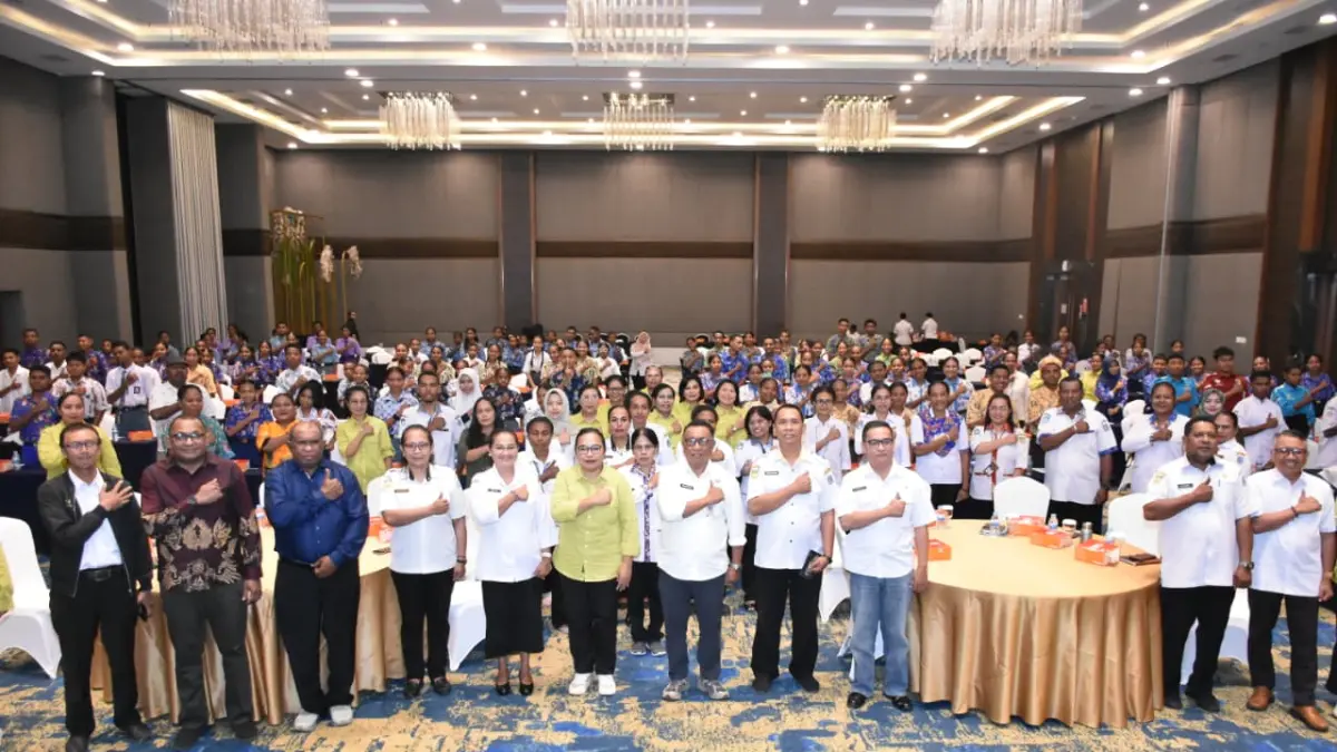 Pj. Sekda Zacharias L. Mailoa, ST.,MM bersama Ketua TP PKK Kabupaten Biak Numfor, Ny. Imelda Wospakrik Mansnembra, S.Pd.,MM foto bersama dengan pelajar peserta sosialisasi "Masa Depanku Dimulai Dari Usaha dan Pilihanku Hari Ini", Hari Anak Nasional Tahun 2026, di Swissbell Hotel, Rabu (29/7/2026). (Ceposonline.com/Fiktor Palembangan)&nbsp; &nbsp;