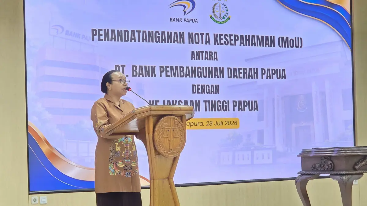Direktur Utama Bank Papua, Yuliana D. Yambise, saat memberikan sambutan di acara MoU antara Bank Papua dengan Kejaksaan Tinggi Papua, di Kantor Kejaksaan Tinggi Papua, Selasa (28/7/2026. (CEPOSONLINE.COM/ELFIRA).