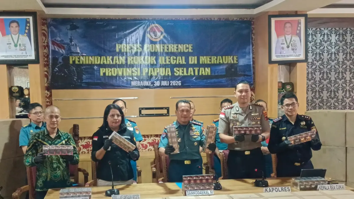 Komandan Kodaeral XI Merauke, Laksamana Muda (Laksda) TNI Joko Andriyanto didampingi Kapolres Merauke, AKBP Leonardo Yoga dan unsur terkait saat menunjukan barang bukti berupa rokok illegal tanpa pita cukai yang berhasil digagalkan dan disita, Kamis (30/7/2026).(CEPOSONLINE.COM/SULO) &nbsp;&nbsp;