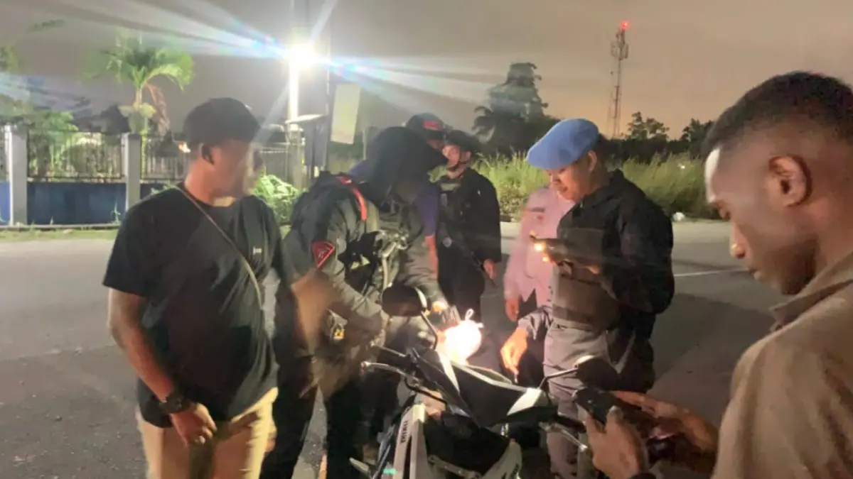 Kapolres Mimika, AKBP Alredo Agustinus Rumbiak terlihat berdiri mengawal proses pemeriksaan kendaraan milik seorang pengendara. (CEPOSONLINE.COM/ISTIMEWA).&nbsp;