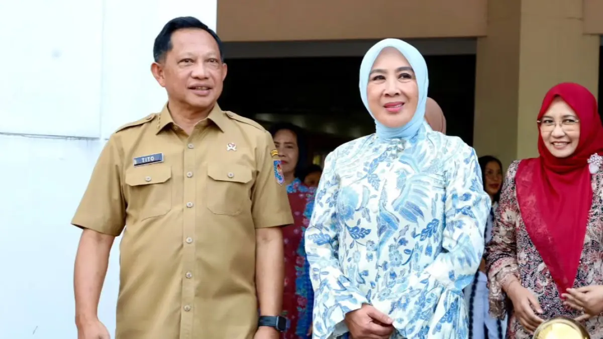 Mendagri saat didampingi Ketua Umum TP PKK Ketua Umum Tim Penggerak Pemberdayaan dan Kesejahteraan Keluarga (TP PKK) Ny. Tri Suswati Tito Karnavian.&nbsp;(INSTAGRAM/TPPKK PUSAT)