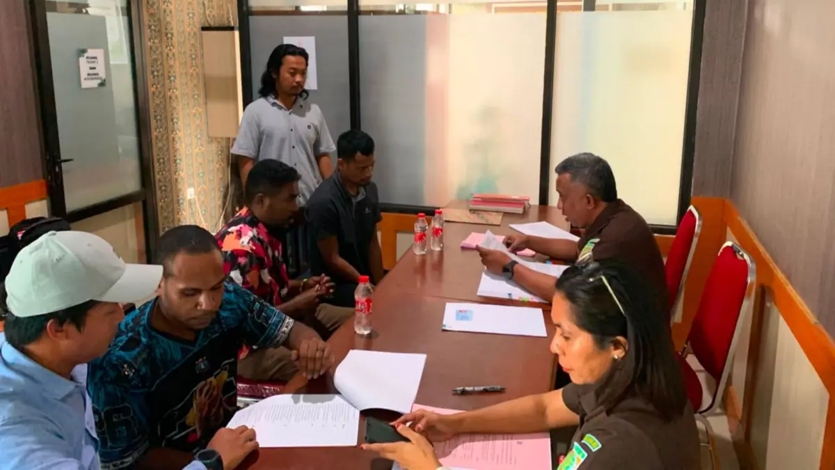 Proses tahap II kasus 141 paket sabu di Mimika yang berlnagsung di Kantor Kejaksaan Negeri Mimika, Rabu, 29 Juli 2026. (CEPOSONLINE.COM/ISTIMEWA).