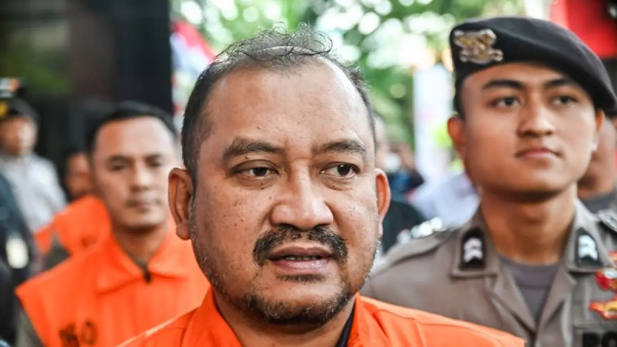 Bupati Pemalang Anom Widiyantoro (tengah) berjalan menuju mobil tahanan usai menjalani pemeriksaan di Gedung Merah Putih KPK, Jakarta, Kamis (30/7/2026). (Ceposonline.com/ ANTARA FOTO/Fakhri Hermansyah)
