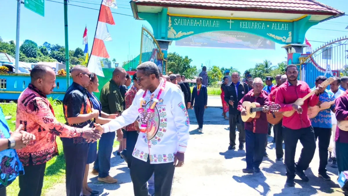 Bupati Waropen saat disambut oleh BP Klasis GPDP, Jumat (31/7/2026). (Ceposonline.com/Ismail)