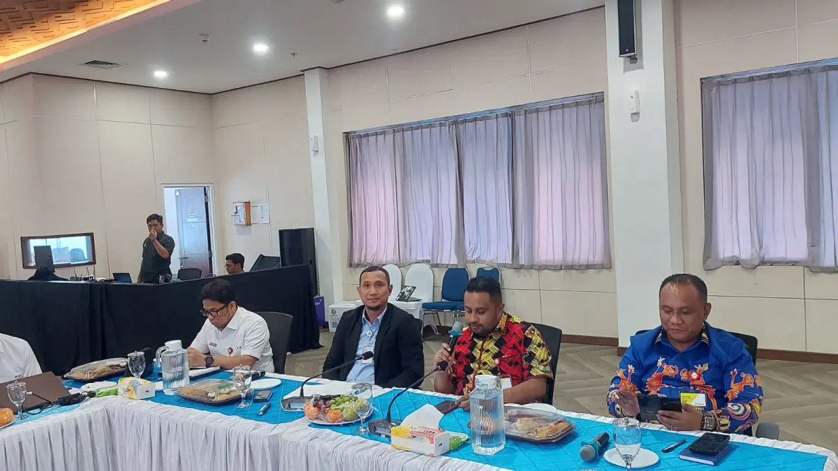 DPR Papua saat gelar rapat bersama dengan pertamina, bahas masalah antrean BBM di Kantor Pertamina, Kamis (30/7/2026).
(CEPOSONLINE.COM/Karel)