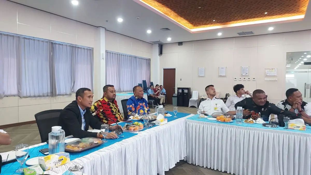DPR Papua saat gelar rapat bersama dengan pertamina, bahas masalah antrean BBM di Kantor Pertamina, Kamis (30/7/2026).
(CEPOSONLINE.COM/Karel)