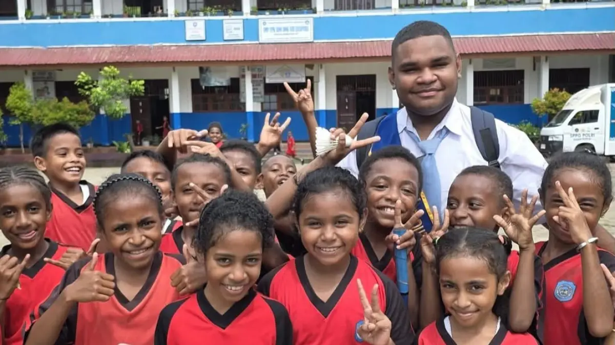 Duta Muda BPJS Kesehatan 2025, Hengky Silas Jonathan Kafiar (paling atas) saat berfoto dengan para murid salah satu SD di Kota Jayapura, Senin (6/7/2026)). (CEPOSONLINE.COM/ERIANTO).