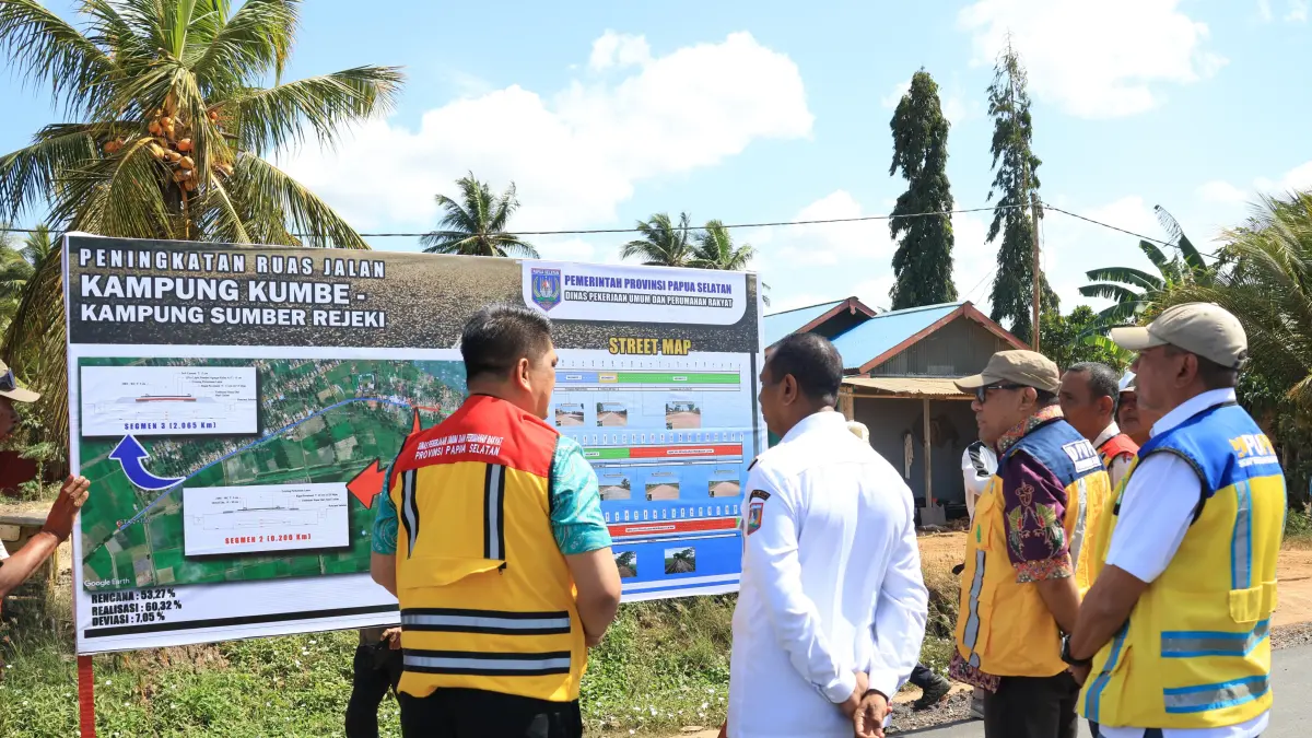 Gubernur Papua Selatan Apolo Safanpo bersama rombongan meninjau pembangunan infrastruktur jalan strategis di Kampung Rawa Sari, Distrik Malind Merauke, Kamis (30/7/2026)&nbsp;