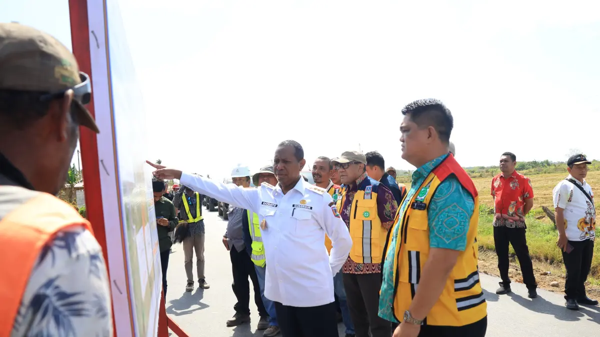 Gubernur Papua Selatan Apolo Safanpo bersama rombongan saat meninjau pembangunan ruas jalan strategis Salor-Kurik-Rawasari, Kamis (30/7/2026)&nbsp;




(CEPOSONLINE.COM/BIRO UMUM PAPSEL)&nbsp;