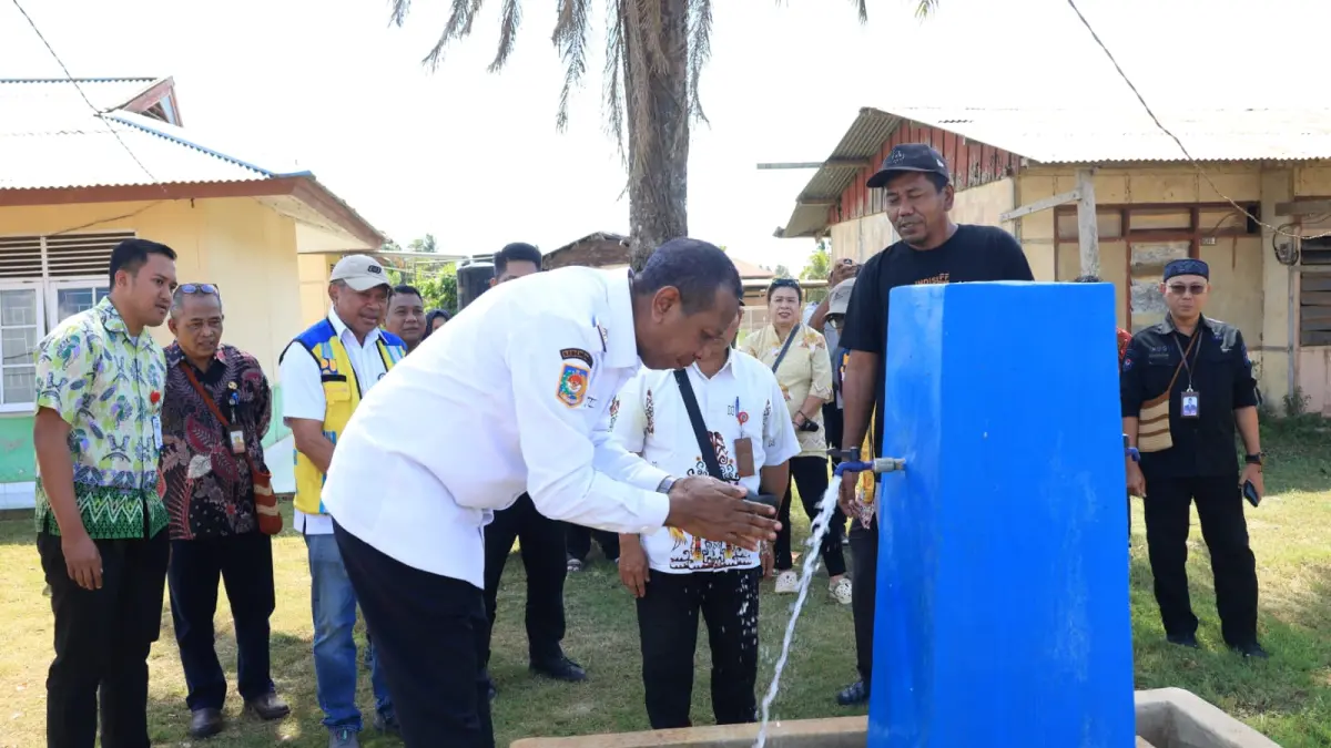 Gubernur Papua Selatan Apolo Safanpo meninjau pembangunan sumur bor air bersih di Kampung Rawa Sari, Distrik Malind, Merauke, Kamis (30/7/2026). (CEPOSONLINE.COM/BIRO UMUM PAPSEL)&nbsp;