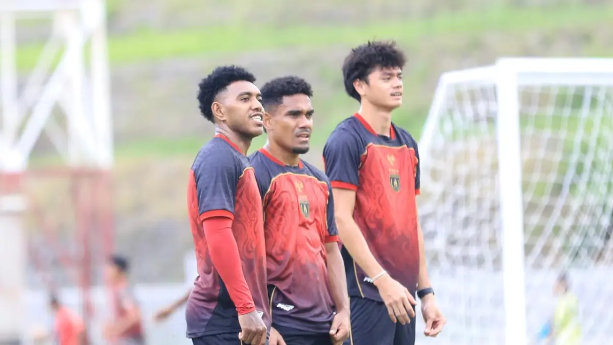 Reno Salampessy, Kelly Sroyer dan Febrianto Uopmabin saat mengikuti latihan di Stadion Mandala Jayapura beberapa hari lalu. (CEPOSONLINE.COM/ERIANTO).