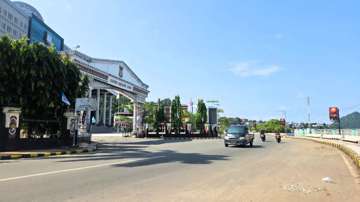 Suasana di depan Kantor Gubernur Papua, Kamis (30/7). Pantai Dok 2 akan dijadikan sebagai pemusatan pencanangan  rangkaian HUT ke-81 RI.
