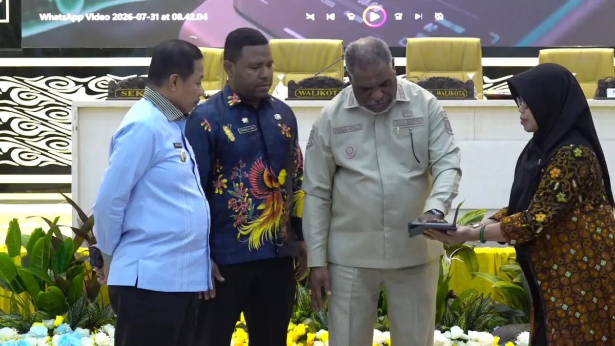 Wali Kota Jayapura, Dr. Abisai Rollo, didampingi Wakil Wali Kota Rustan Saru saat peluncuran aplikasi Smart City di Aula GSG kantor wali kota, Jumat (31/7/2026).(Ceposonline.com/ Takim)