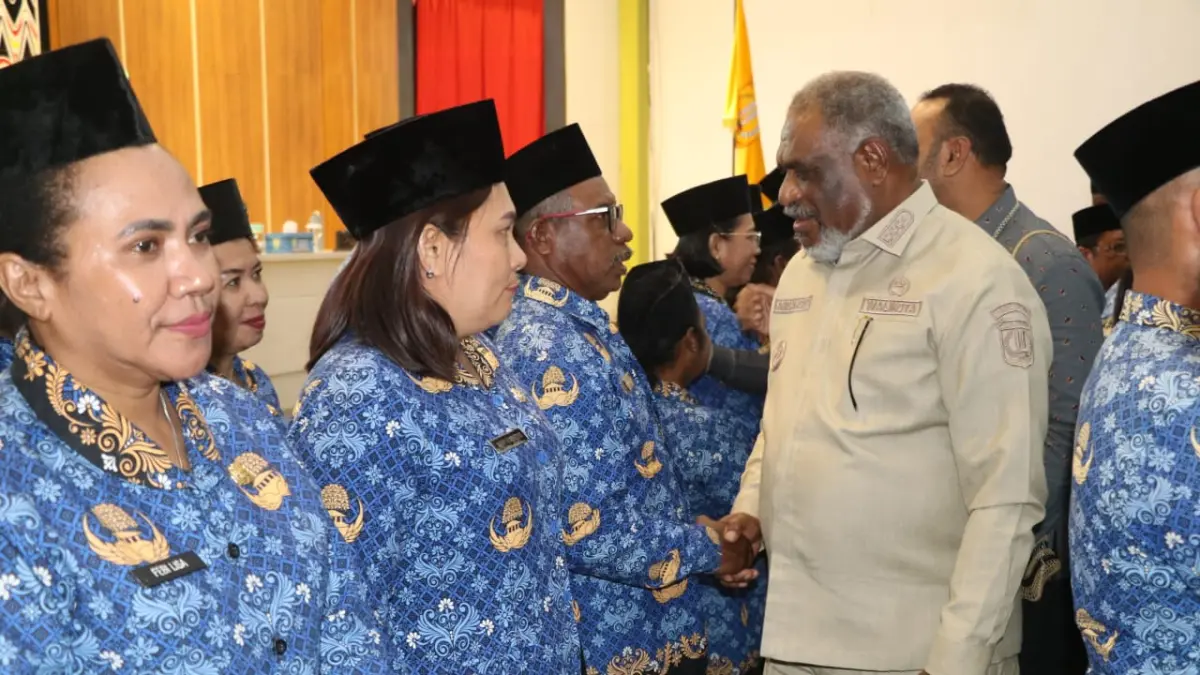 Wali Kota Jayapura, Dr. Abisai Rollo menyalami pejabat yang baru dilantik, di Aula GSG kantor wali kota, Jumat (31/7/2026).(Takim/CEPOSONLINE.COM)
