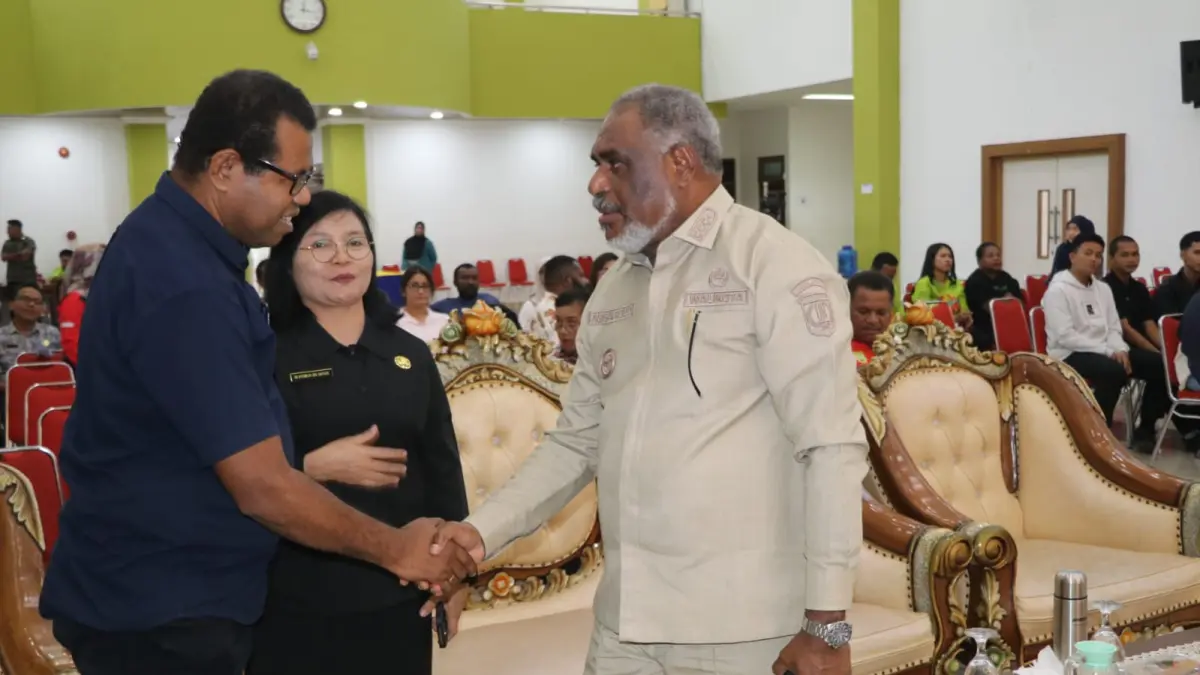Wali Kota Jayapura, Dr. Abisai Rollo saat menyapa Pemimpin Redaksi Cenderawasih Pos, Lucky Ireeuw usai MOU di Aula GSG kantor wali kota, Jumat (31/7/2026).(Takim/CEPOSONLINE.COM)