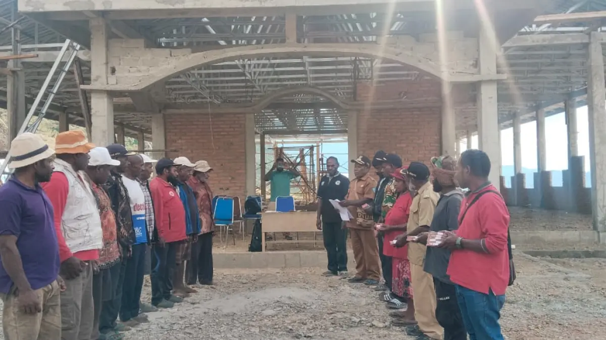 22 Kampung Bersatu Bangun Kantor Klasis Geya.