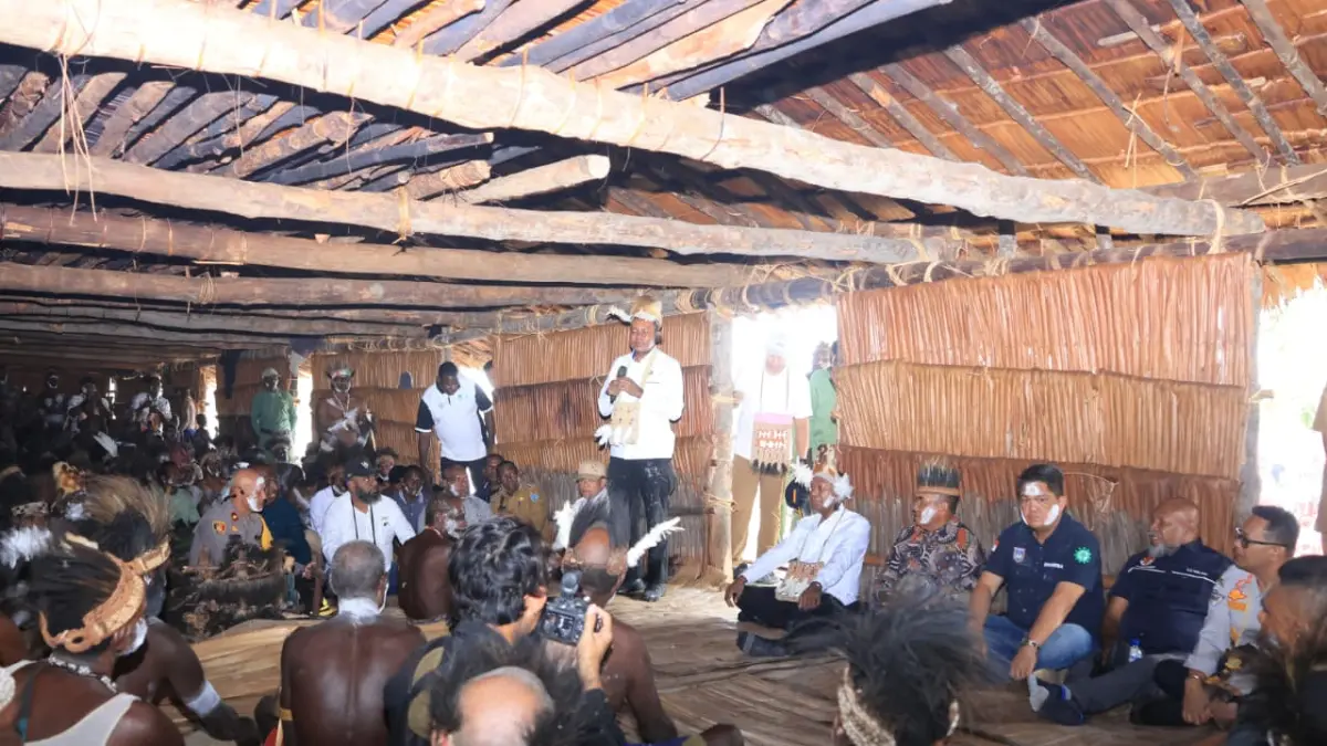 Gubernur Papua Selatan Apolo Safanpo bersama rombongan saat disambut di Kampung Warse Distrik Jetsy, Kabupaten Asmat, Sabtu (1/8/2026).&nbsp;
(CEPOSONLINE.COM/BIRO UMUM PAPSEL)&nbsp;