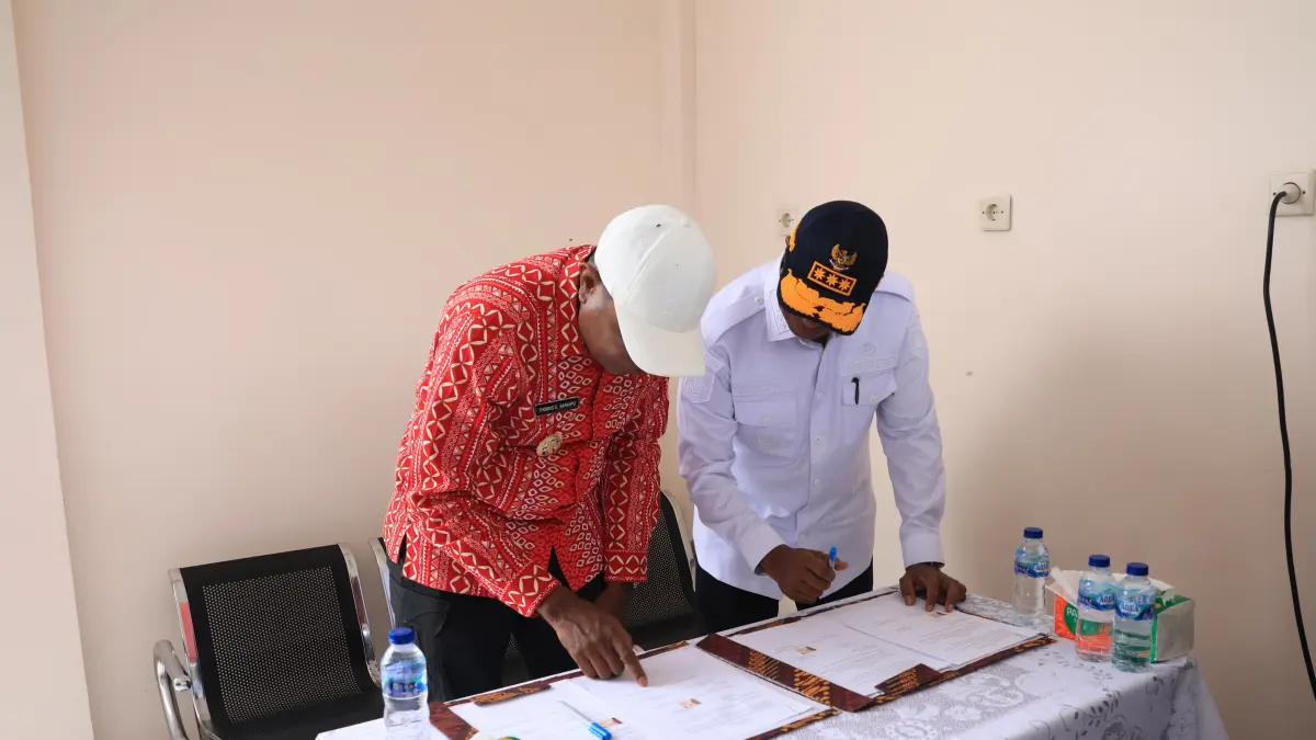 Gubernur Papua Selatan Apolo Safanpo saat menandatangani hibah dermaga dan terminal penyeberangan Ewer-Agats, di Agats, Jumat (31/7/2026) (CEPOSONLINE.COM/BIRO UMUM PAPSEL)&nbsp;