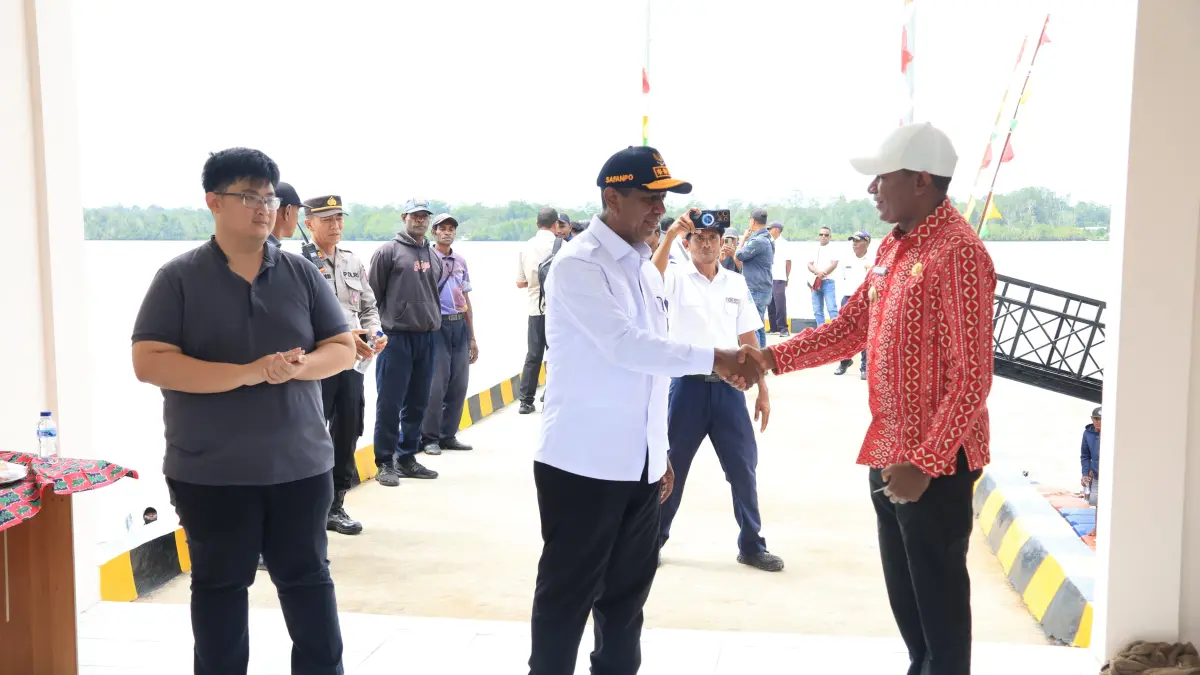 Gubernur Papua Selatan Apolo Safanpo saat tiba di Bandara Ewer dan disambut bupati Asmat Thomas Eppe Safanpo, Jumat (31/7/2026). (CEPOSONLINE.COM/BIRO UMUM PAPSEL)&nbsp;