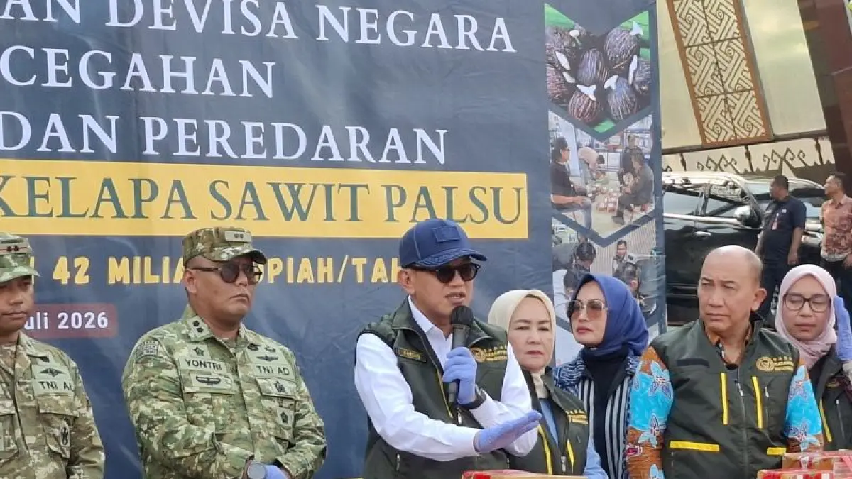 Kepala Badan Karantina Indonesia Abdul Kadir Karding saat melakukan pemusnahan bibit sawit ilegal di Lampung.&nbsp;
(CEPOSONLINE.COM/ANTARA/Ruth Intan Sozometa Kanafi)