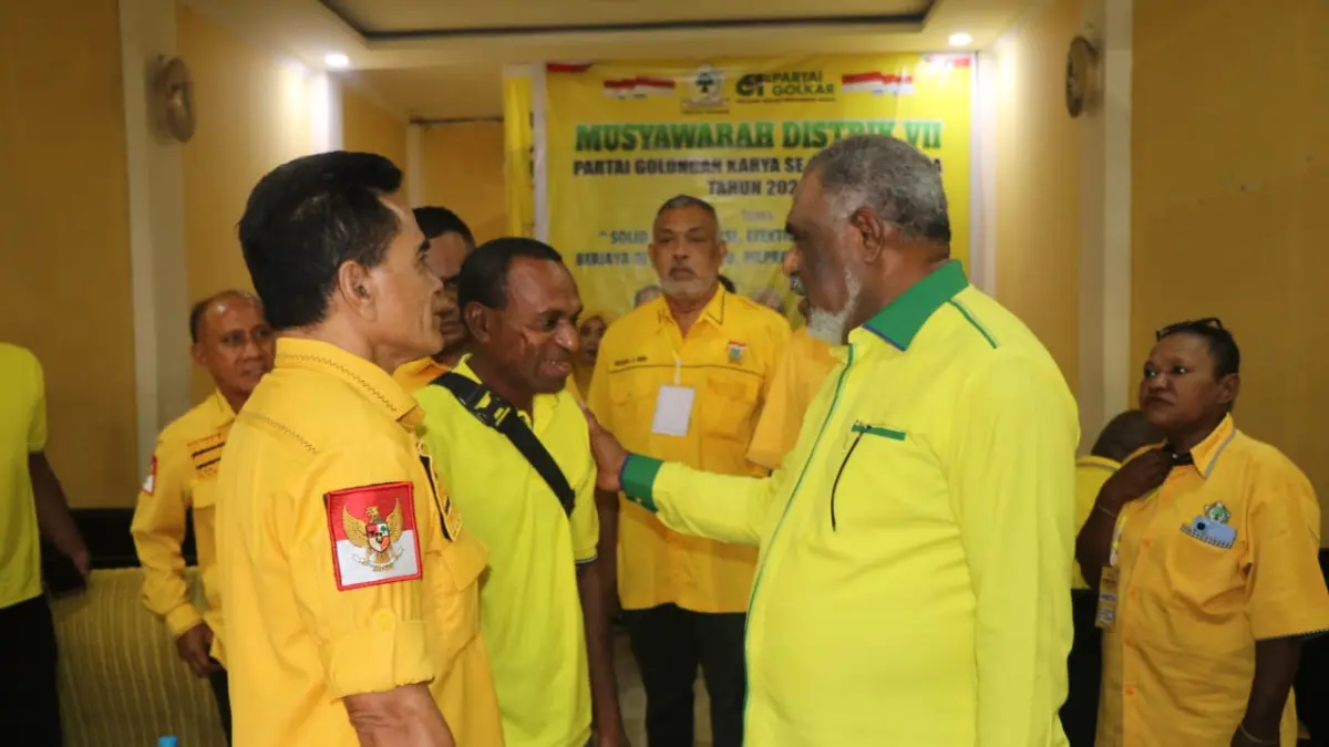 Ketua DPD II Partai Golkar Kota Jayapura, Dr. Abisai Rollo saat menyapa para pengurus Golkar usai membuka &nbsp;musyawarah di Sekretariat DPD II Partai Golkar Kota Jayapura, Entrop, Distrik Jayapura Selatan, Sabtu (1/8/2026)./)VEPOSONLINE.COM/Takim)