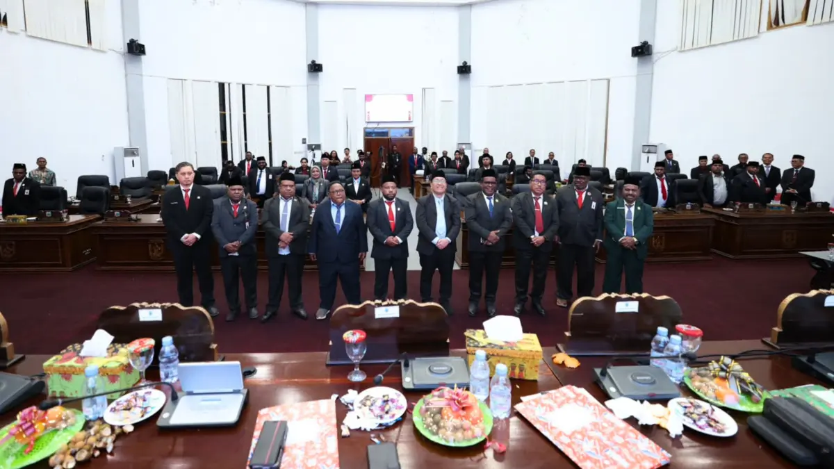 Pj. Sekda Papua Tengah, dr. Silwanus Sumule foto bersama dengan anggota DPRP Papua Tengah di ruang sidang DPRP Papua Tengah Jumat ( 31/7/2026) (CEPOSONLINE.COM/THERESIA F. TEKEGE)&nbsp;