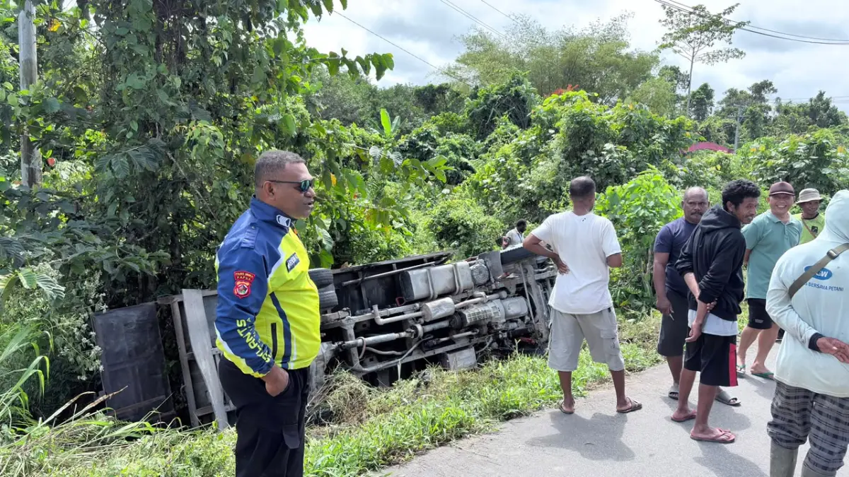 Polisi Lalu Lintas bersama sejumlah warga berada di lokasi kejadian melakukan olah Tempat Kejadian Perkara (TKP) kecelakaan truk, Sabtu (1/8/2026). (Foto: CEPOSONLINE.COM/ISTIMEWA).&nbsp;