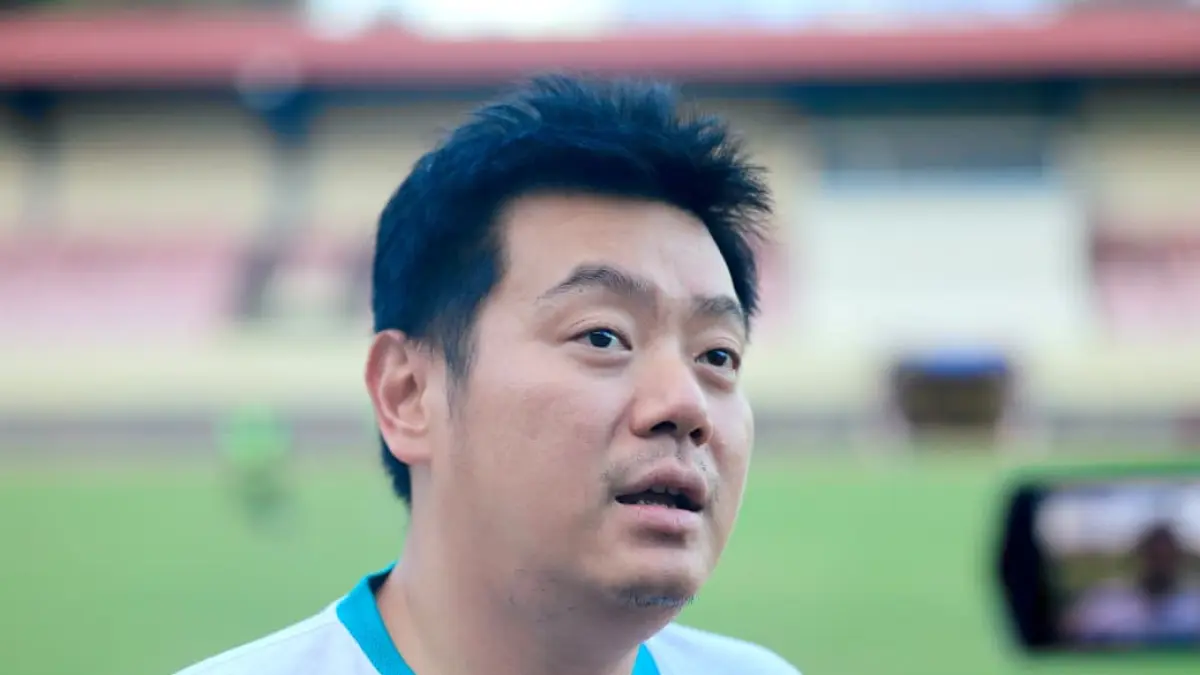 Presiden Direktur Nusantara Cenderawasih Karsa (NCK), Owen Rahadiyan saat memberikan keterangannya di Stadion Mandala Jayapura beberapa hari lalu. (CEPOSONLINE.COM/ERIANTO).