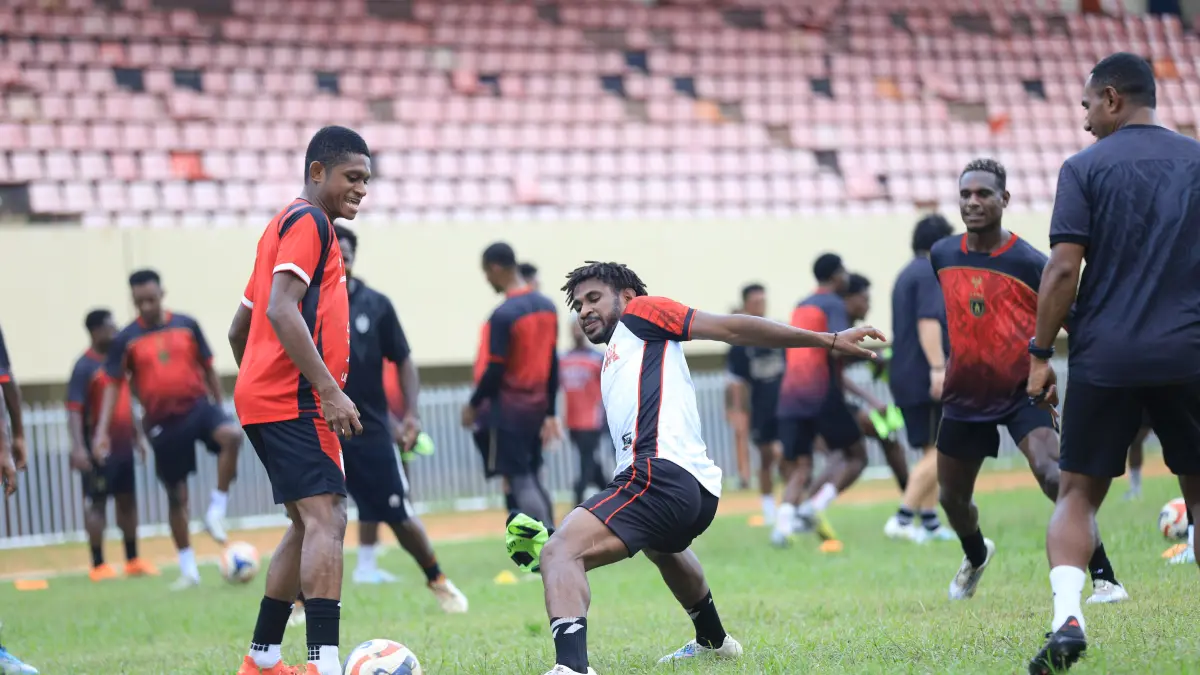 Salah satu pemain regulasi U-21, Philipus Sibetai saat mengikuti latihan bersama Persipura di Stadion Mandala Jayapura beberapa hari lalu. (Ceposonline.com/Erianto)