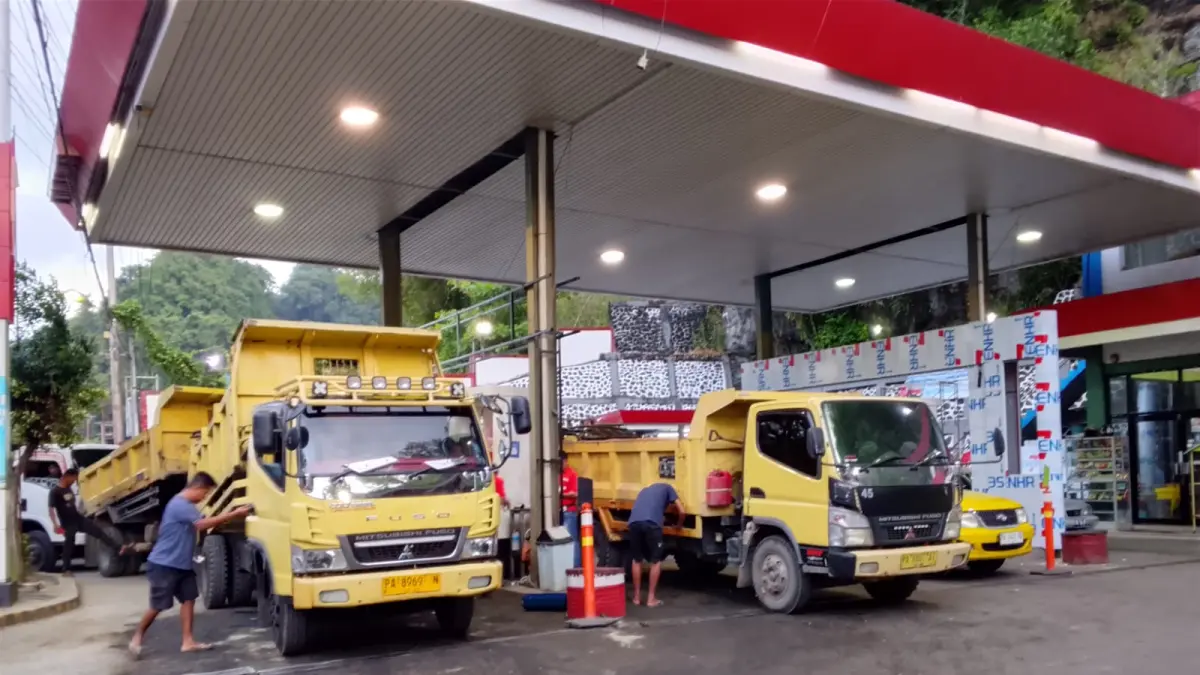 Terlihat antrean kendaraan di SPBU Nagoya di Jalan Koti Jayapura yang tengah melakukan pengisian BBM non subsidi dan BBM Subsidi, Sabtu (1/8/2026).
(CEPOSONLINE.COM_ROHANA WENGGI)