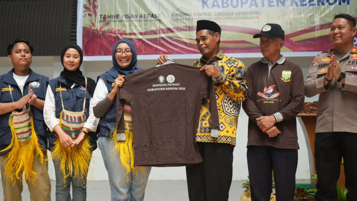 Wakil Bupati Keerom, Drs. Daud, M.Si., didampingi Plt Sekda Keerom, Linus Pasarang dan jajaran pengurus Undip di GOR Girgura Kensuwri, Arso, Sabtu (1/8/2026). (CEPOSONLINE.COM/ERIANTO).