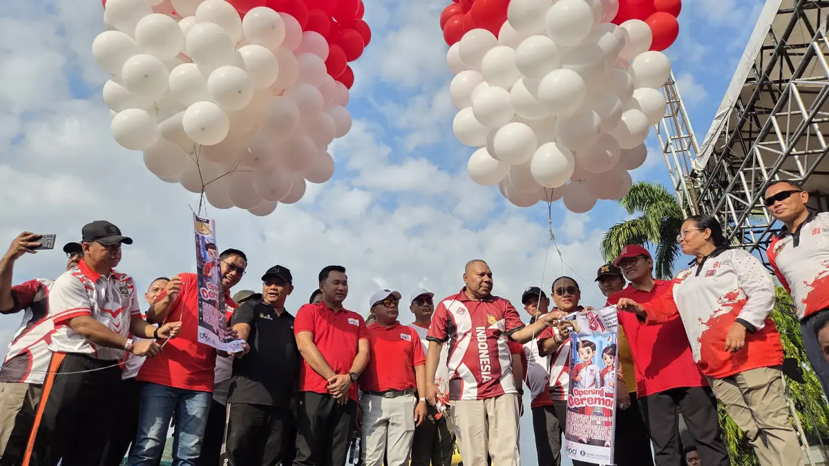 Wakil Gubernur Papua, Aryoko Rumaropen didampingi para Forkopimda saat melakukan opening ceremony pencanangan rangkaian HUT ke-81 RI tingkat Provinsi Papua, di kantor gubernur, Sabtu (1/8/2027. (CEPOSONLINE.COM/ELFIRA).