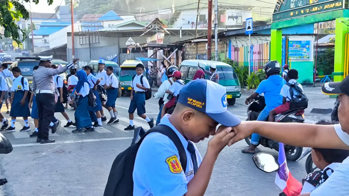 

Aktifitas para siswa SMP N 9 saat akan masuk sekolah di pagi hari saat difoto beberapa pekan lalu. Mensikapi aksi demo hari ini, dinas terkait memutuskan dia distrik yaitu Abepura dan Heram melakukan pembelajaran dari rumah. 

(CEPOSONLINE/GAMEL)