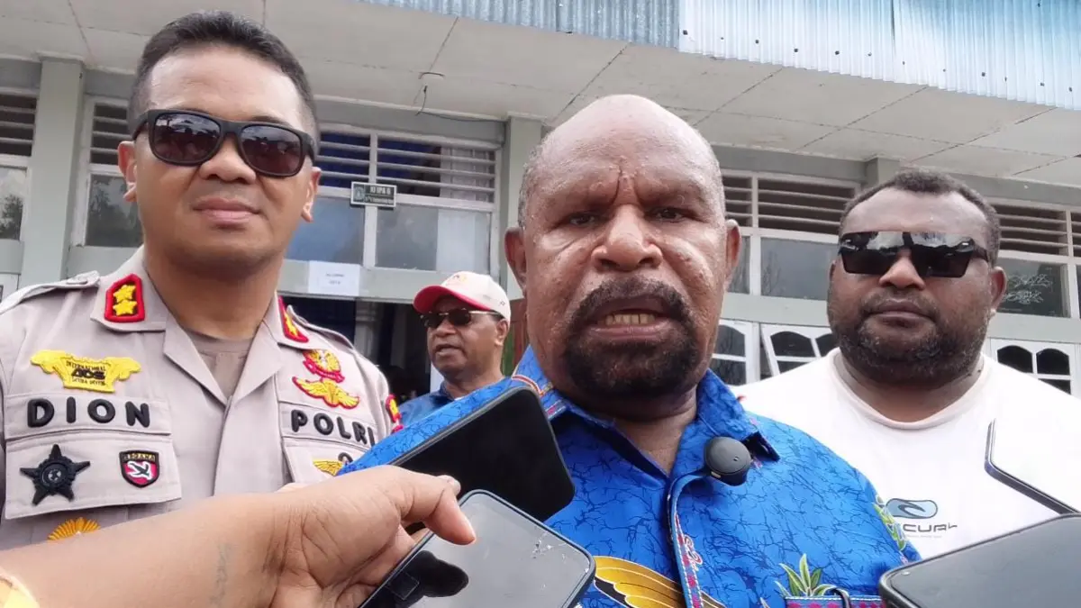 Bupati Yunus Wonda didampingi Kapolres Jayapura AKBP Dion saat memberikan keterangan kepada wartawan.(CEPOSONLINE/YOHANA)