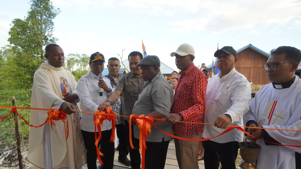 Gubernur Papua Selatan, Apolo Safanpo saat meresmikan Laboratorium SMAK Seminari Yohanes Penginjil Asmat, Sabtu (1/8/2026).(CEPOSONLINE.COM/BIRO UMUM PAPSEL)&nbsp;
