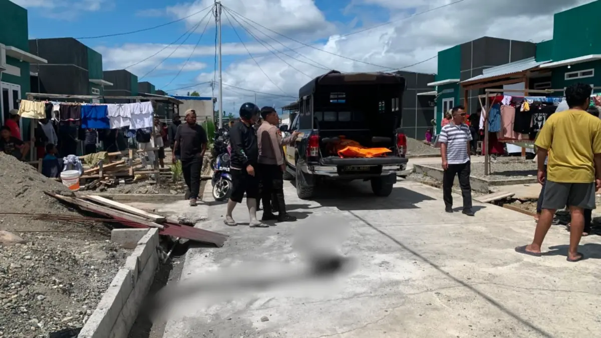 Jenazah korban saat hendak dibawa ke RSUD Mimika, Minggu (2/8/2026). (Foto: CEPOSONLINE.COM/MOH. WAHYU WELERUBUN).&nbsp;