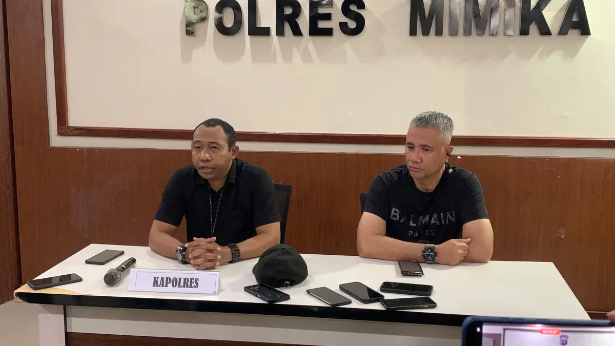 Kapolres Mimika, AKBP Alredo Agustinus Rumbiak didampingi Wakapolres Mimika, Kompol Junan Pilitomo dalam konferensi pers yang digelar di Mapolres Mimika, Minggu (2/8/2026). (CEPOSONLINE.COM/MOH. WAHYU WELERUBUN).