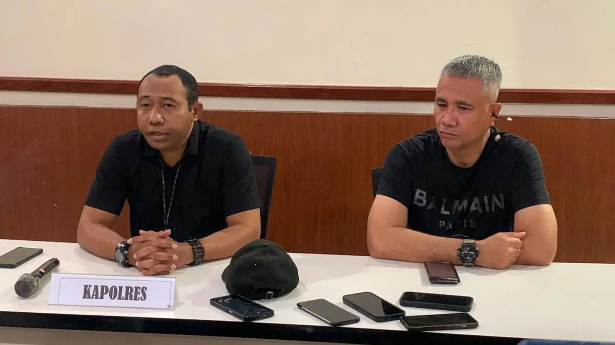 Kapolres Mimika, AKBP Alredo Agustinus Rumbiak didampingi Wakapolres Mimika, Kompol Junan Pilitomo memberikan keterangan pers di Mapolres Mimika, Minggu (2/8/2026), (Foto: CEPOSONLINE.COM/MOH. WAHYU WELERUBUN).